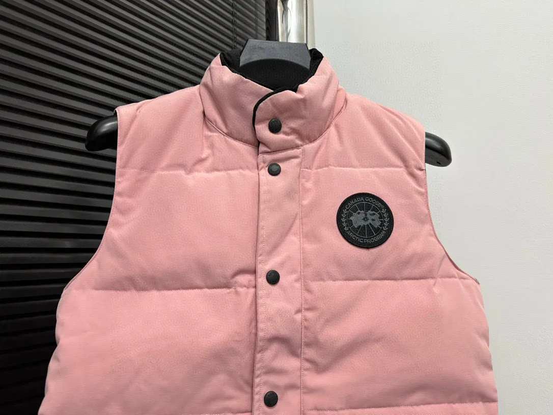 P360 [Canada Goose] Canada Goose #Freestyle Crew 4154M Men’s and Women’s Vest Down# ➖ Imported Behringer embroidery machine with customized 10,000-needle embroidery logo! ➖ Imported 21-count polyester-cotton blended original fabric, using Feather-Light 10D waterproof coating fabric, made of 84.5% polyester fiber and 15.5% cotton, 100% the best feel in the entire network! ➖ The genuine official website uses the national standard 80 white duck down, and will never be misled by false claims such as 90 down or goose down! ➖ 100% nylon nylon lining with double double-layer sealing design to prevent velvet from running away. Top-grade polar fleece is used in the collar and pockets to keep warm and comfortable! ➖ Yoshida YKK provides original custom-made electroplated sliders. YKK two-way lockable zippers are tight and smooth and will not peel off paint! ➖ 3M composite original Velcro is durable, and all accessories and hardware are disassembled and customized! ⛔No slander, no exaggeration, no need for too much copywriting, because it is focused, it is professional!  SIZE: XS S M L XL XXL